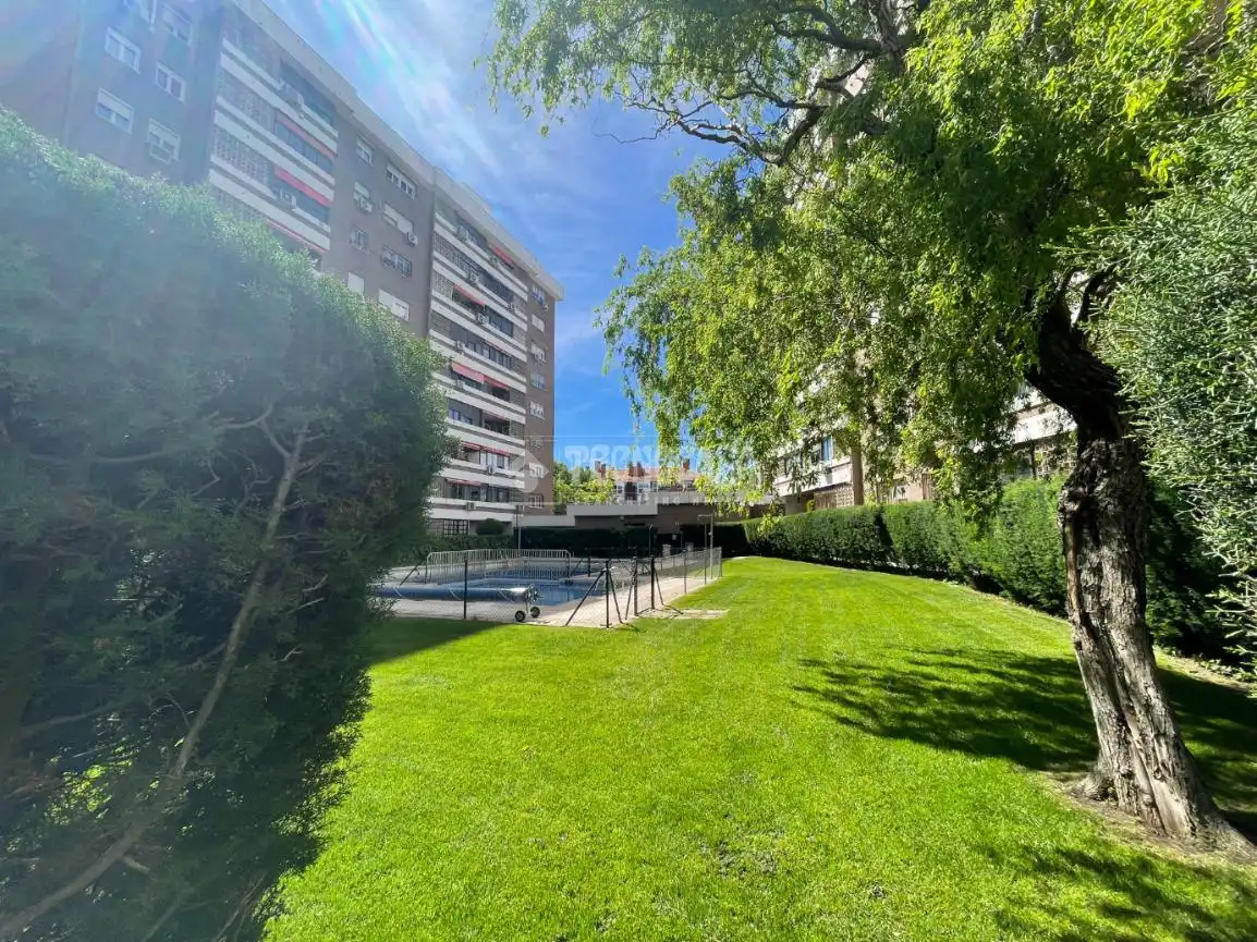 Vista exterior de Pis en venda en Madrid amb Calefacció
