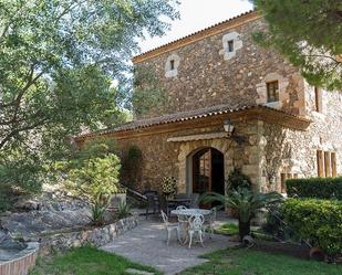 Vista exterior de Casa o xalet en venda en Castelldefels amb Jardí privat, Terrassa i Traster