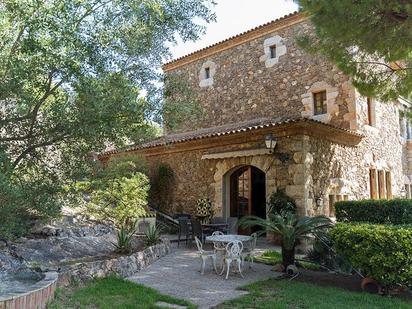 Vista exterior de Casa o xalet en venda en Castelldefels amb Jardí privat, Terrassa i Traster