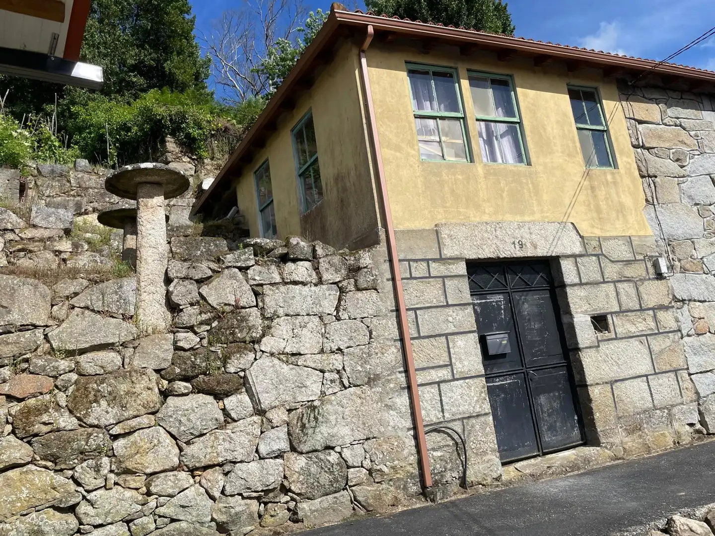 Vista exterior de Finca rústica en venda en A Arnoia amb Traster, Moblat i Balcó