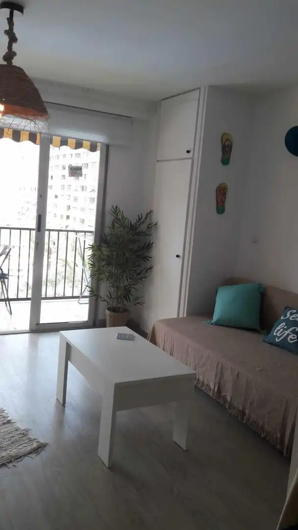 Sala de estar de Apartamento en venta en Benidorm con Parquet, Piscina y Amueblado