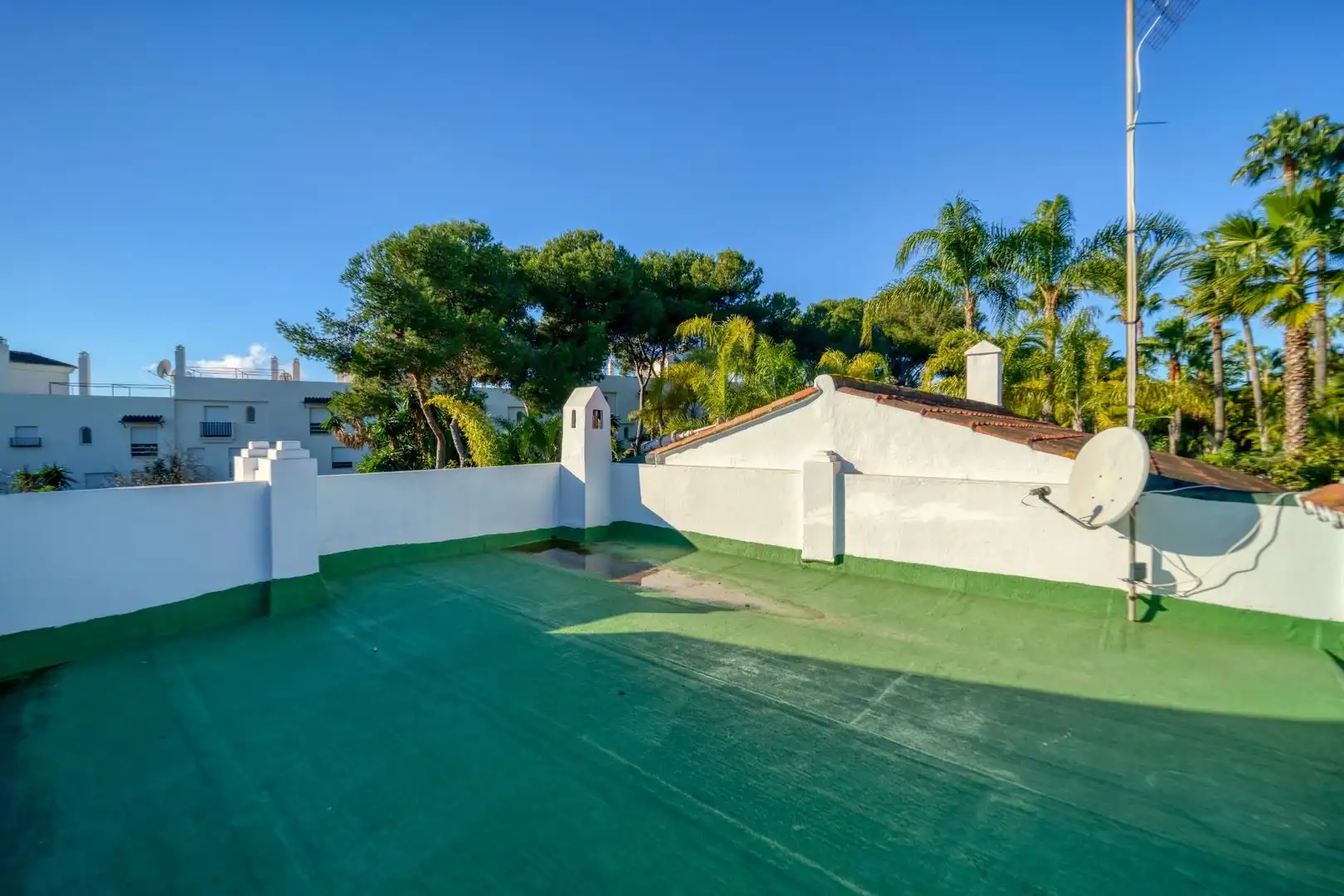 Vista exterior de Casa o xalet en venda en Marbella amb Aire condicionat, Calefacció i Alarma