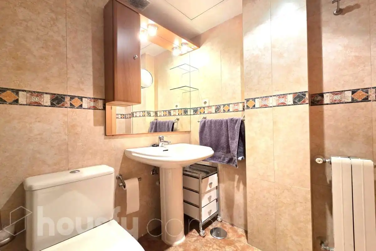 Bathroom of Flat for rent in Madrid  with Air Conditioner, Heating and Parquet flooring
