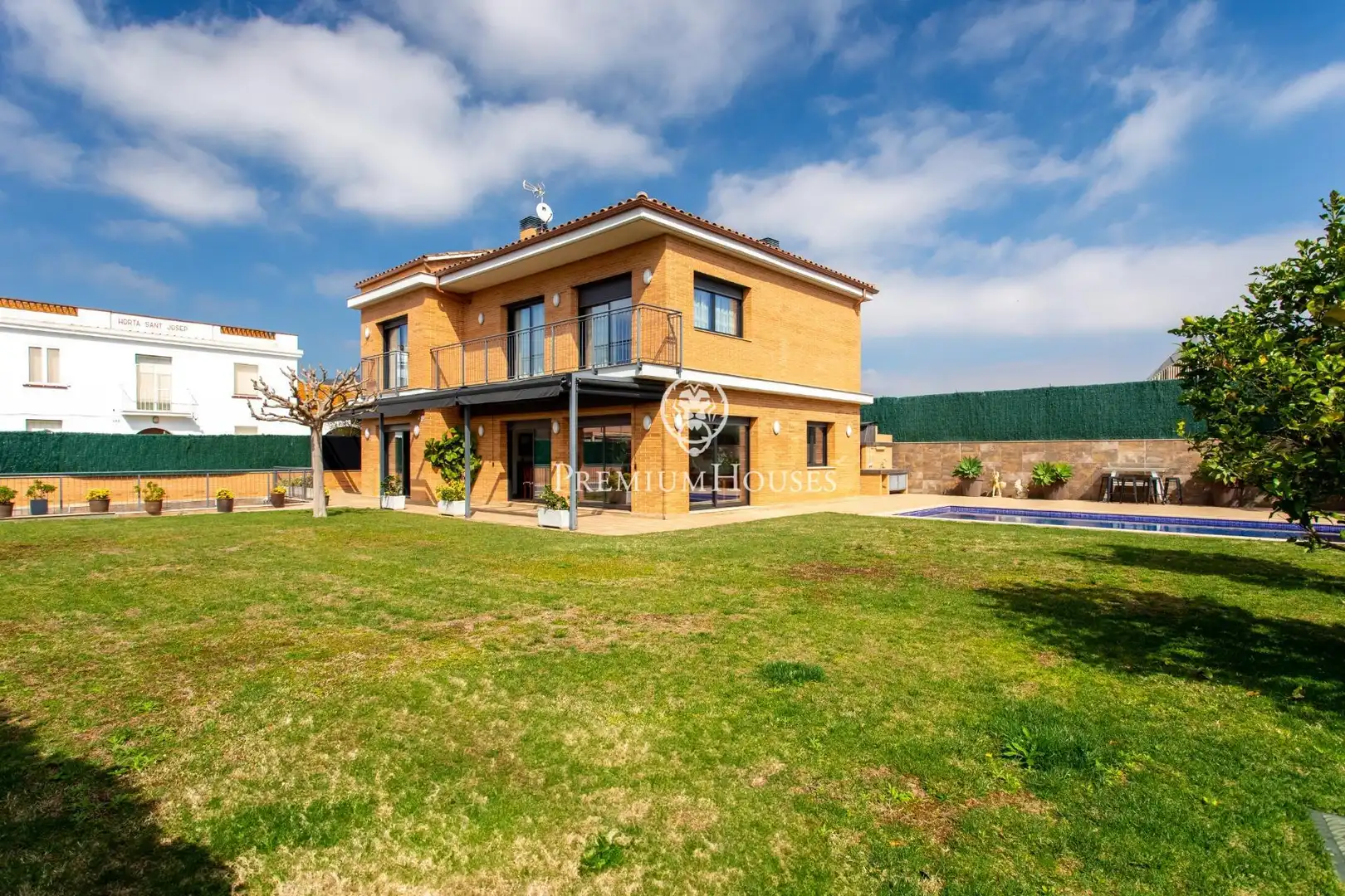 Vista exterior de Casa o xalet en venda en Cabrera de Mar amb Calefacció, Jardí privat i Parquet