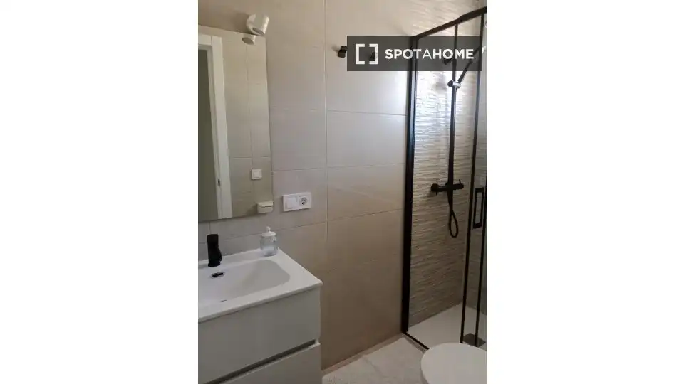 Bany de Apartament per a compartir en Alicante / Alacant amb Aire condicionat, Terrassa i Moblat