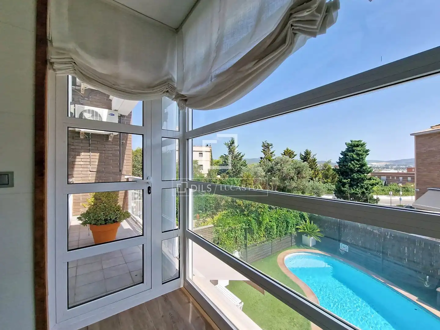 Piscina de Casa o xalet en venda en Vilanova i la Geltrú amb Aire condicionat, Calefacció i Jardí privat