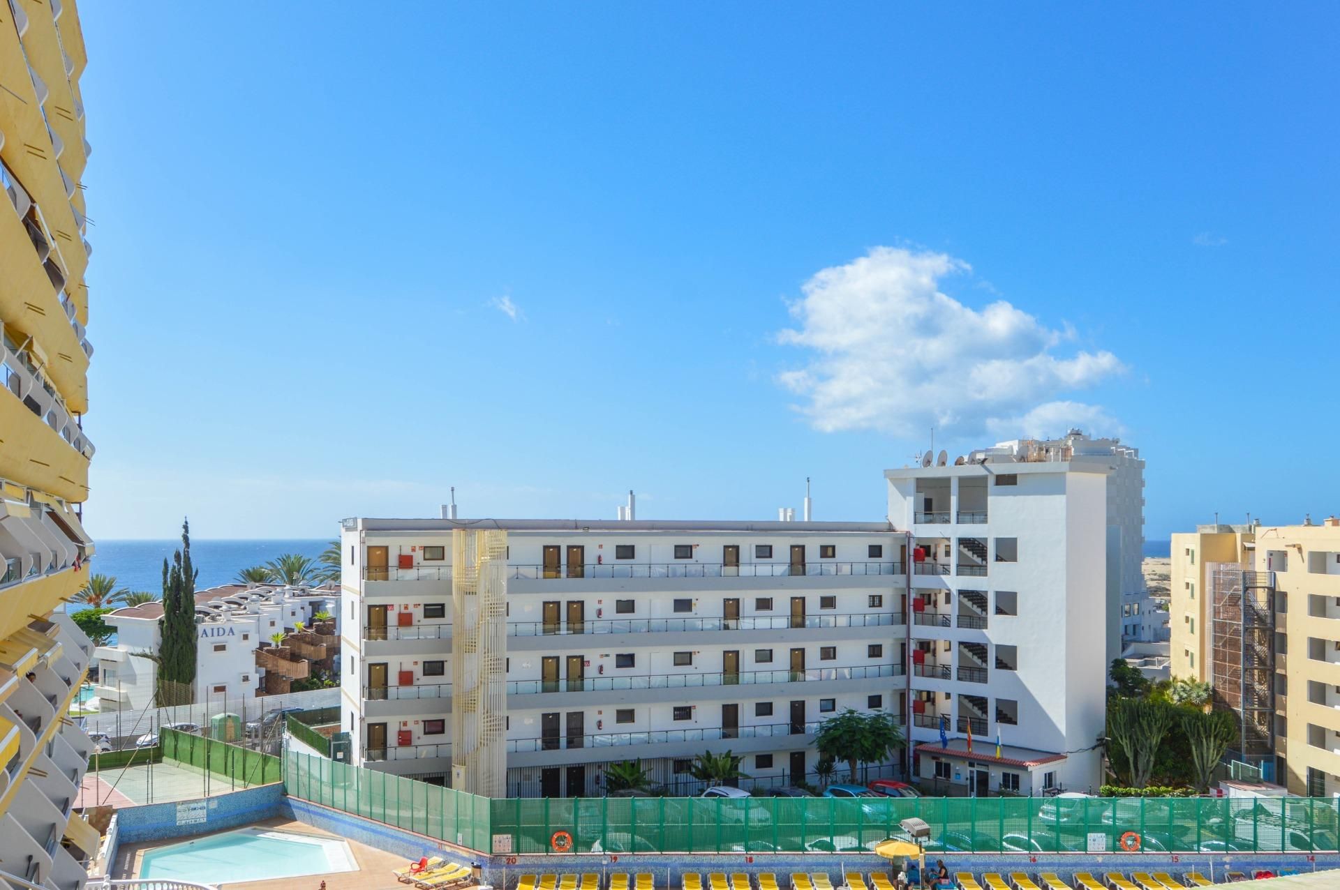 Vista exterior de Estudi en venda en San Bartolomé de Tirajana amb Jardí privat, Terrassa i Piscina comunitària
