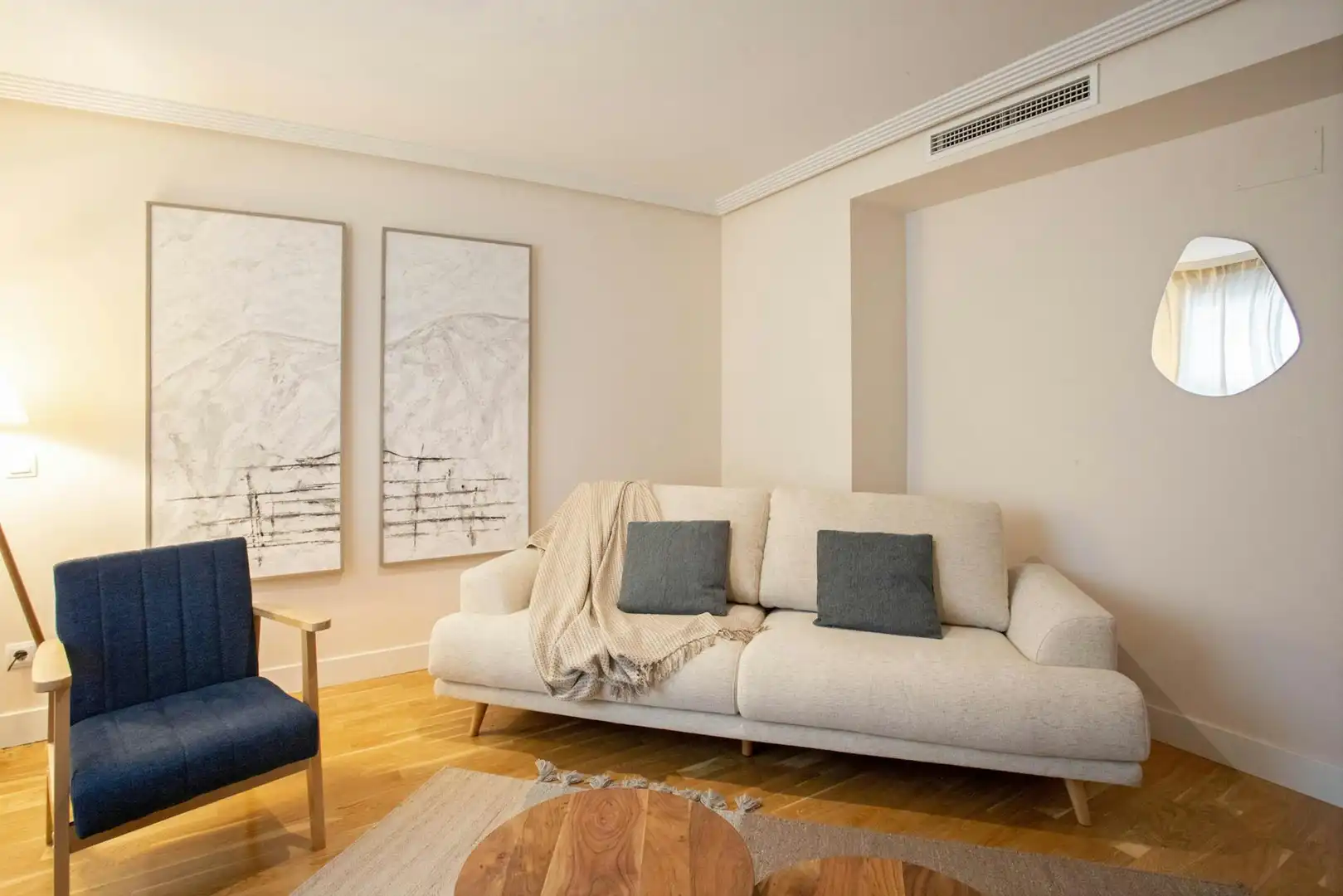 Living room of Flat for rent in Madrid  with Air Conditioner, Washing machine and TV