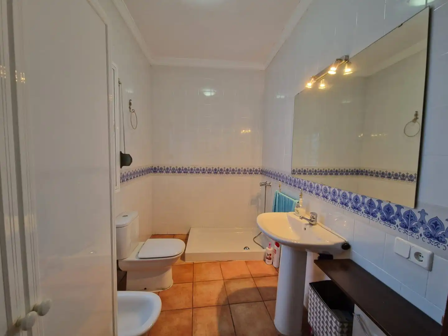 Baño de Piso en venta en Lora del Río con Aire acondicionado, Calefacción y Balcón