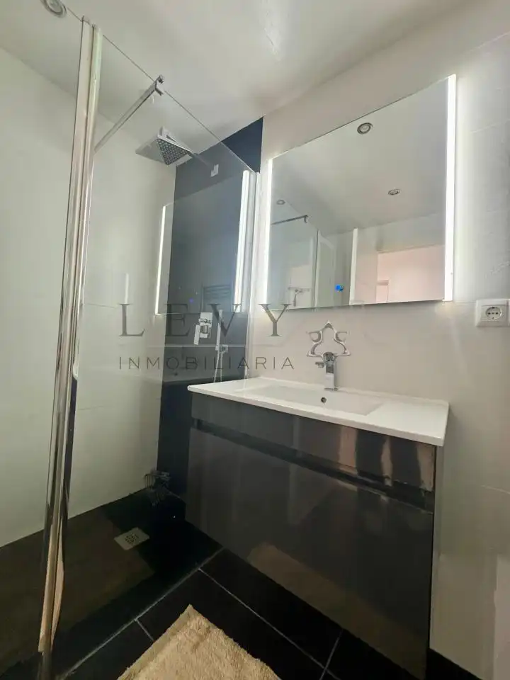 Baño de Apartamento en venta en Marbella con Aire acondicionado, Calefacción y Terraza