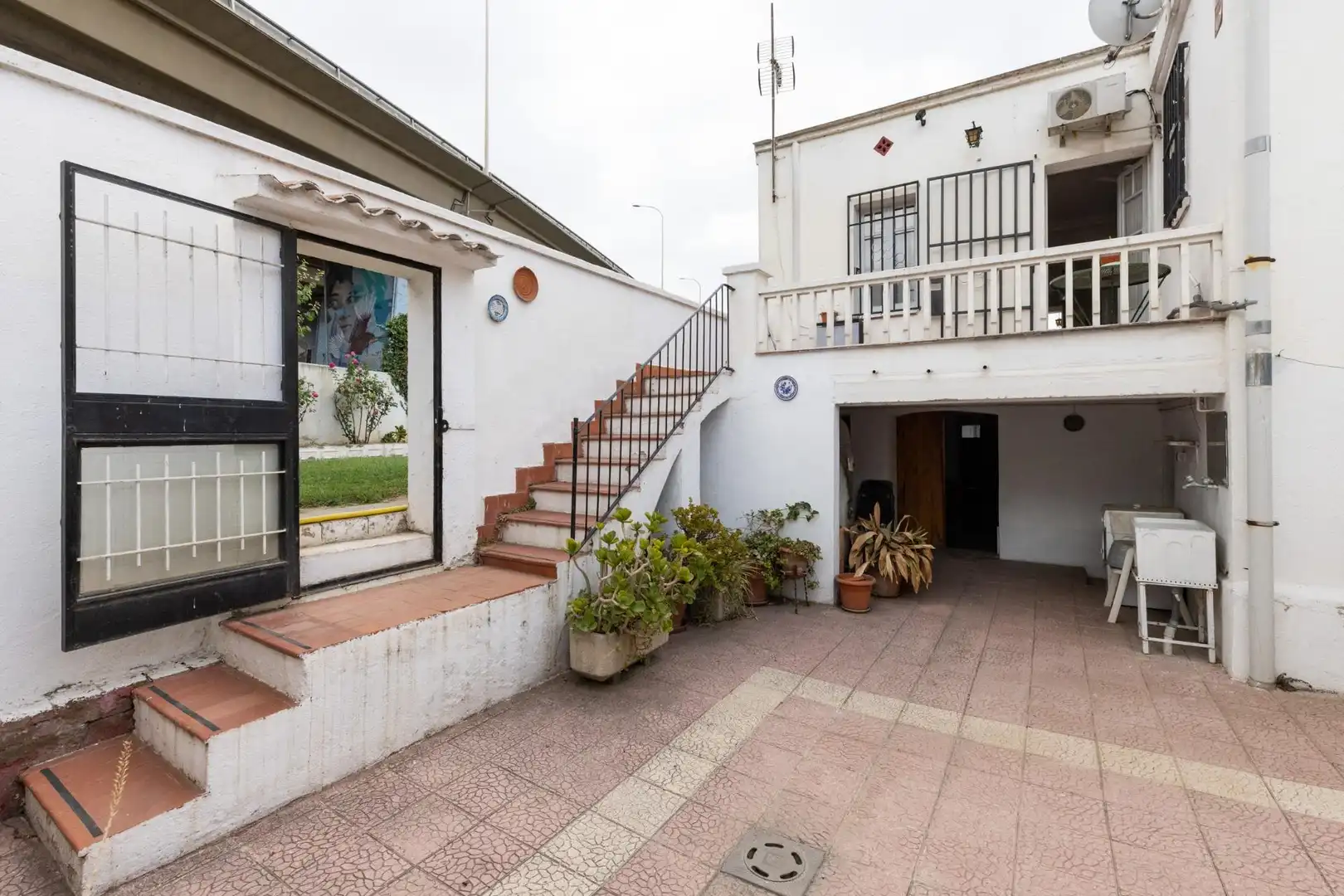 Vista exterior de Casa o xalet en venda en Montcada i Reixac amb Aire condicionat, Calefacció i Jardí privat