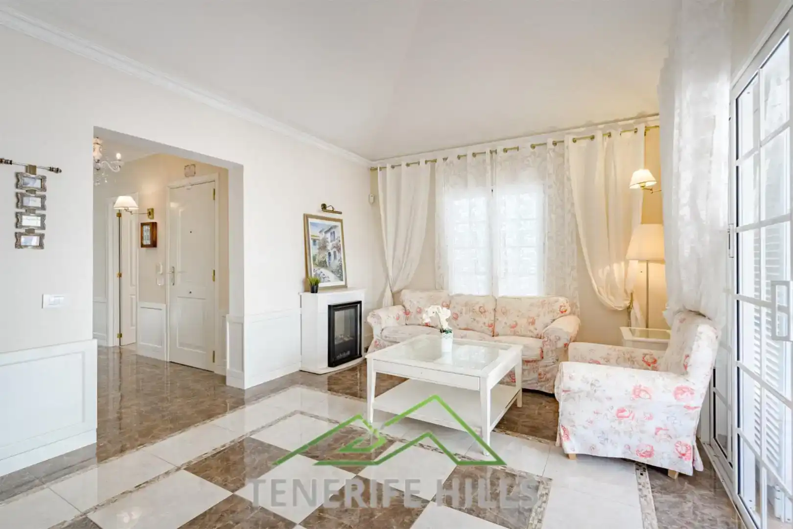 Sala de estar de Casa o chalet en venta en Adeje con Aire acondicionado, Piscina y Balcón