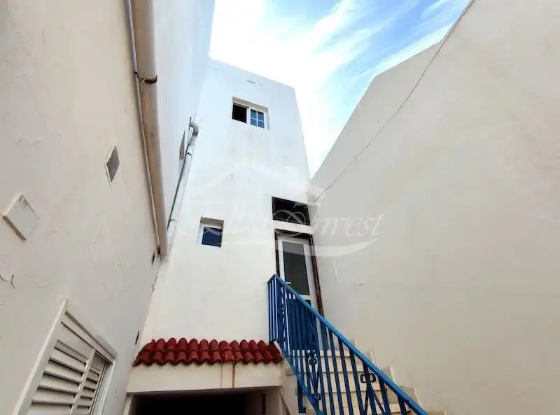 Vista exterior de Casa o xalet en venda en Guía de Isora amb Terrassa, Traster i Moblat