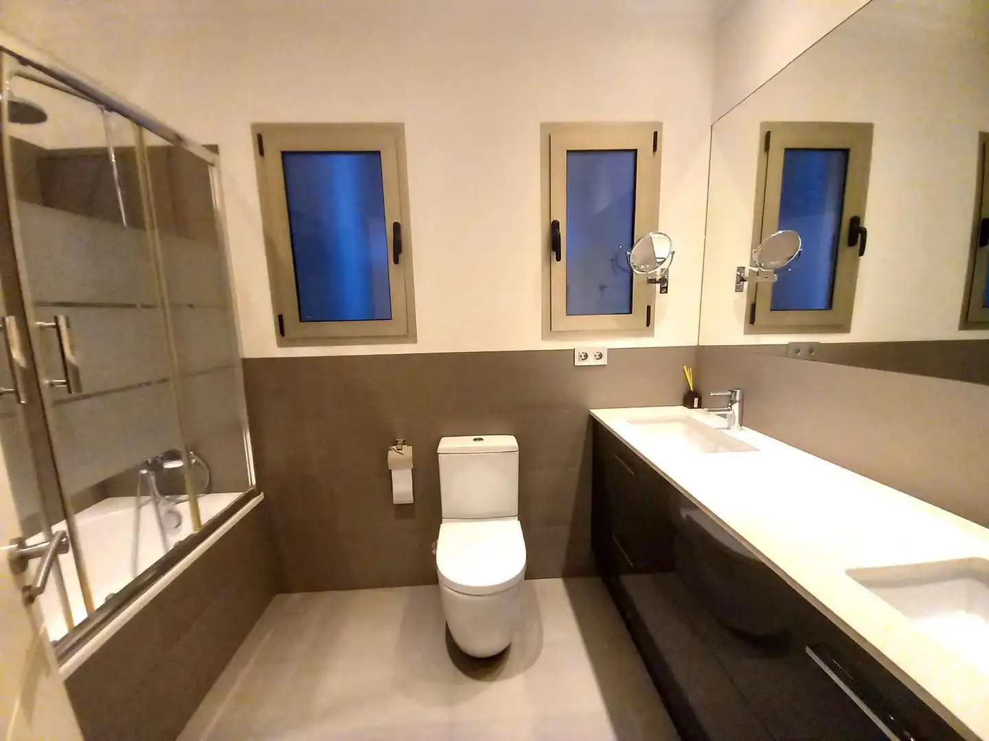 Badezimmer von Wohnung zur Miete in Barcelona mit Klimaanlage, Heizung und Parkett