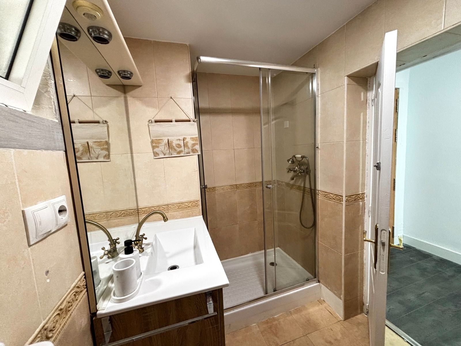 Bathroom of Flat to rent in  Valencia Capital  with Air Conditioner, Parquet flooring and Furnished