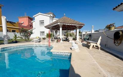 Vista exterior de Casa o xalet en venda en El Puerto de Santa María amb Aire condicionat, Terrassa i Piscina