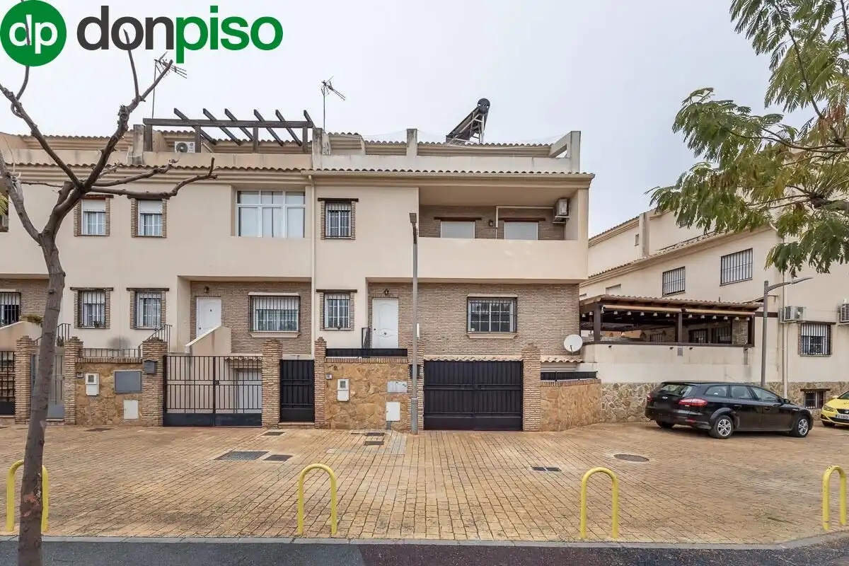 Exterior view of Single-family semi-detached for sale in Churriana de la Vega  with Air Conditioner, Private garden and Terrace