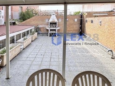Casa pareada con balcón en venta en Calle Garbí