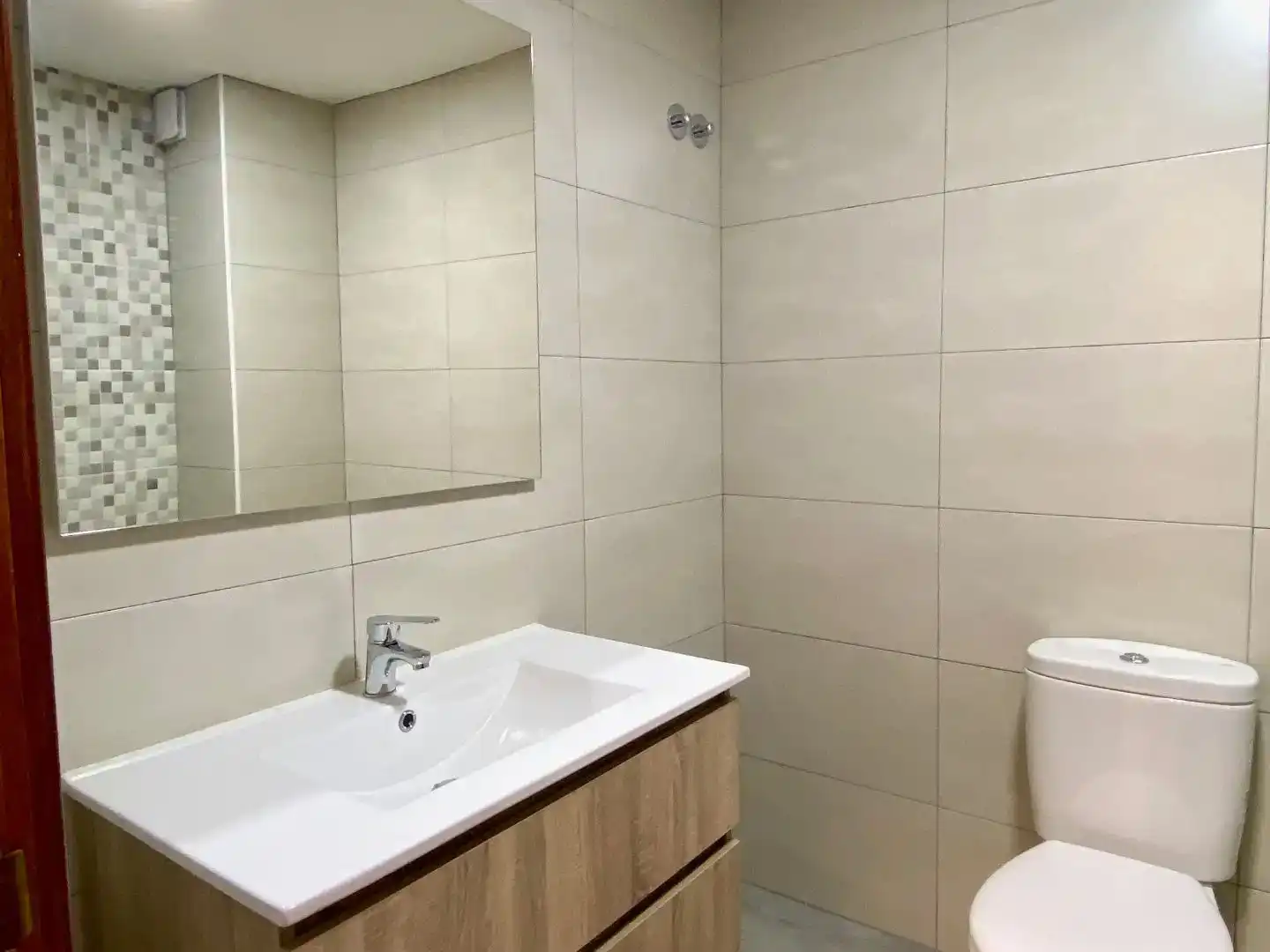 Bathroom of Flat for rent in Vigo   with Parquet flooring and Storage room