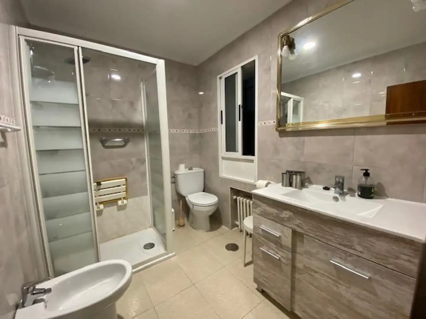 Baño de Piso de alquiler en Oviedo  con Calefacción y Amueblado