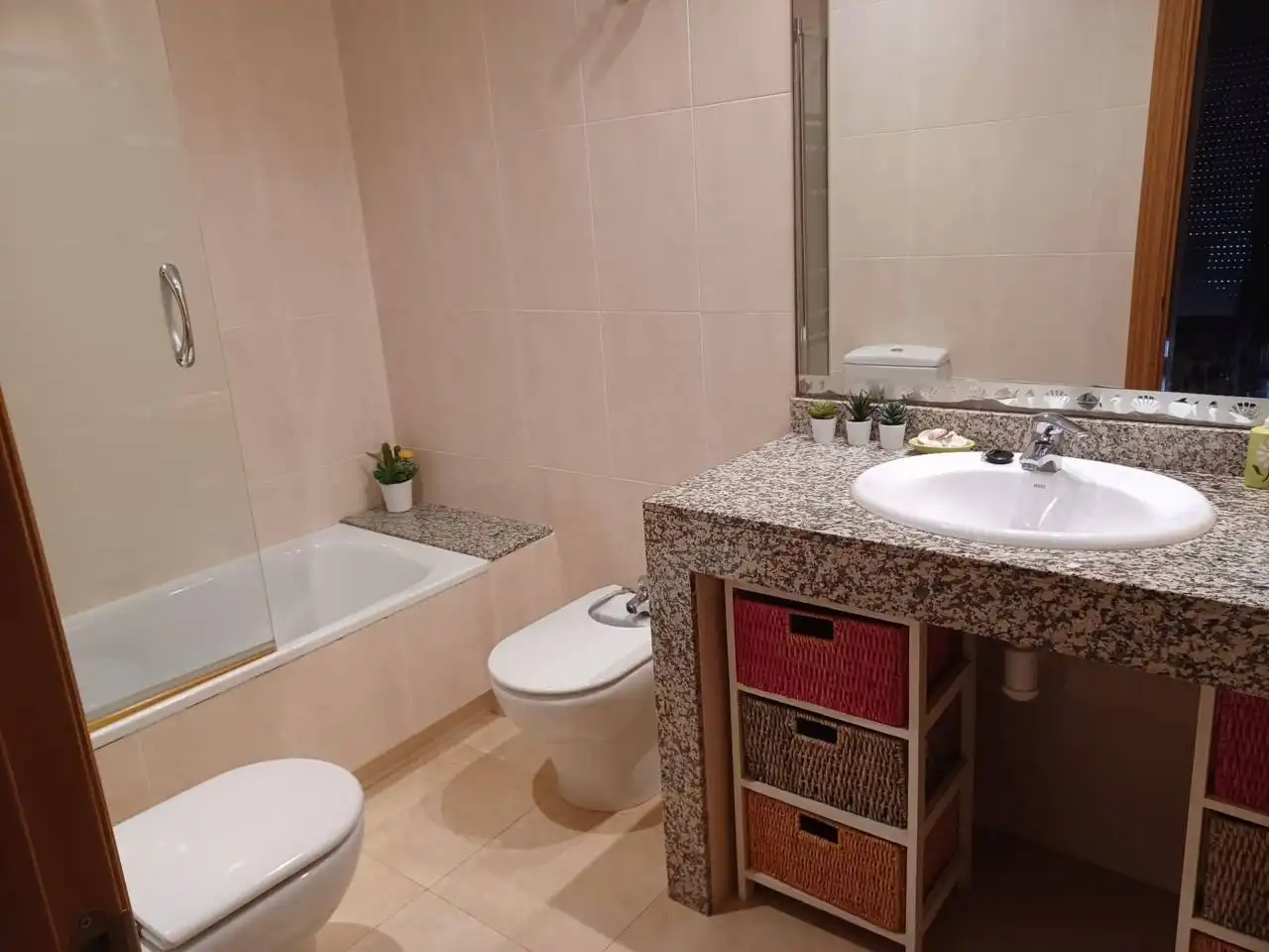 Baño de Piso de alquiler en Vilanova i la Geltrú con Aire acondicionado, Calefacción y Terraza