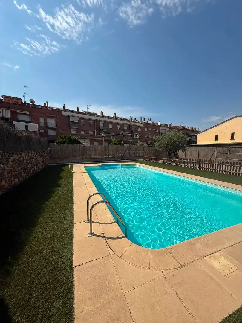 Piscina de Casa adosada en venda en Vilanova del Vallès