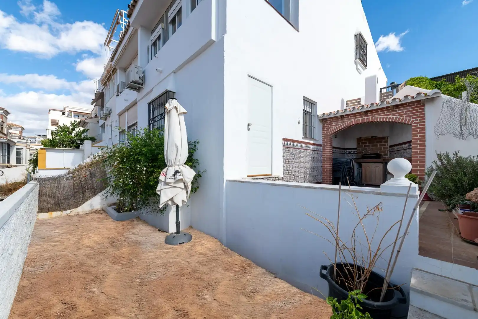 Vista exterior de Casa adosada en venta en Rincón de la Victoria con Terraza y Piscina comunitaria