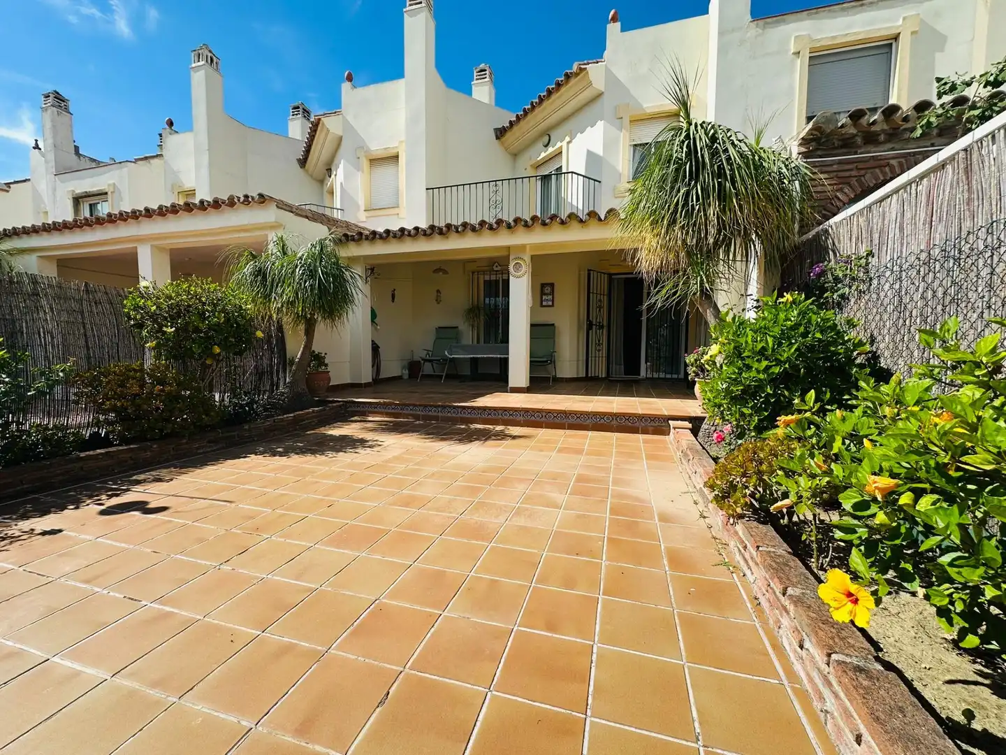 Vista exterior de Casa adosada en venda en Mijas amb Aire condicionat, Calefacció i Jardí privat