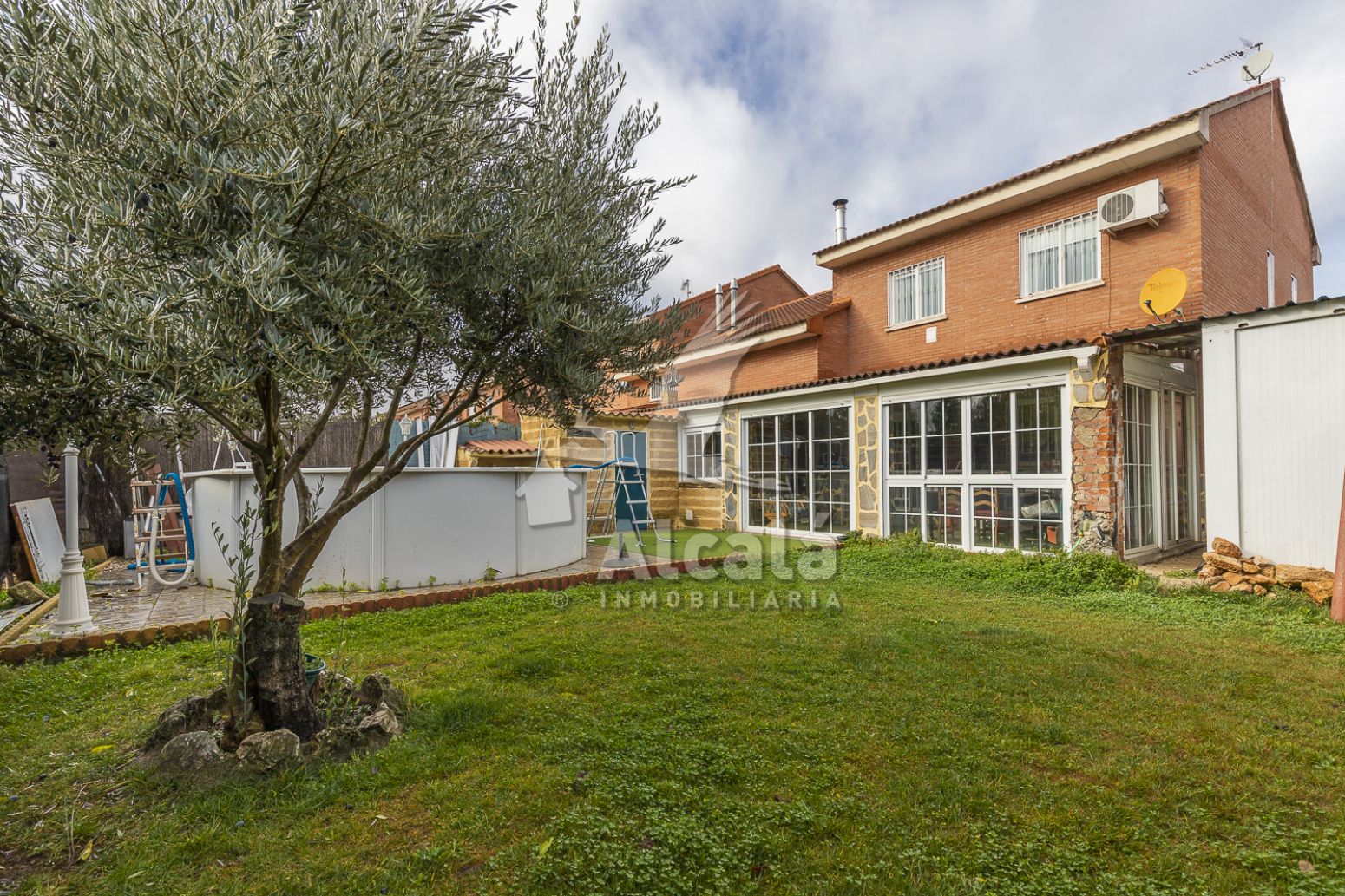 Exterior view of Single-family semi-detached for sale in Villanueva de la Torre  with Air Conditioner, Heating and Swimming Pool