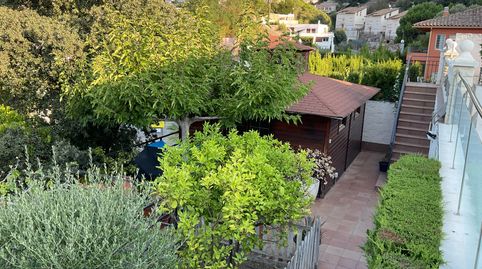 Alella:  casa amb piscina a un cop de cotxe del mar.