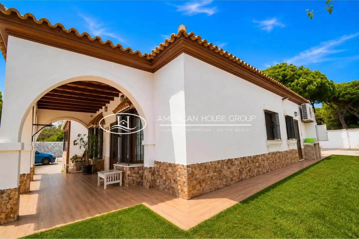 Vista exterior de Casa o xalet en venda en Chiclana de la Frontera amb Jardí privat, Traster i Piscina