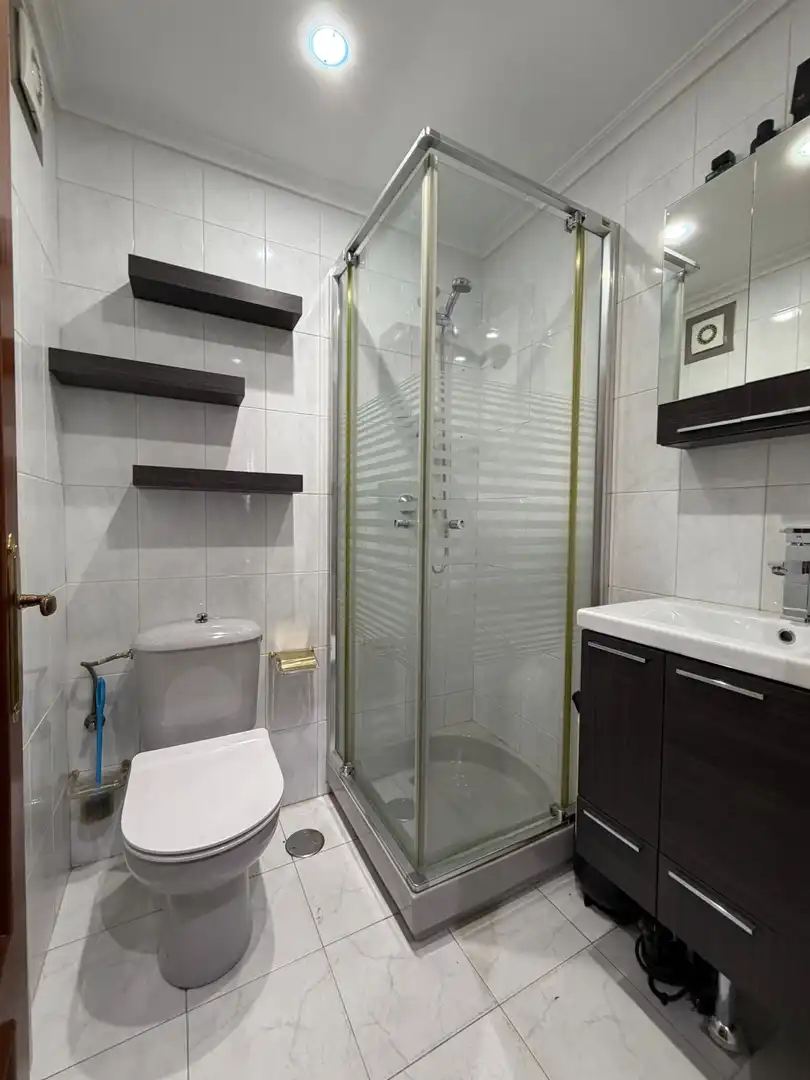 Badezimmer von Wohnung zum Verkauf in Santander mit Parkett und Terrasse