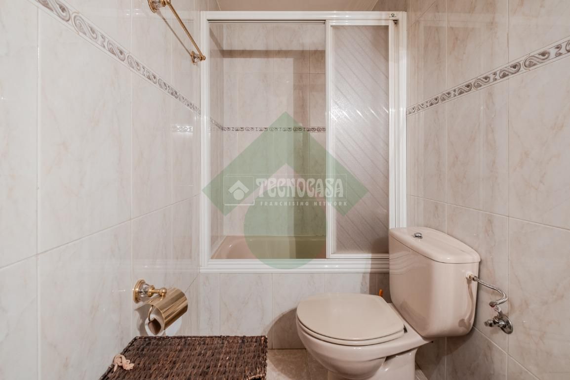 Bathroom of Flat for sale in  Madrid Capital  with Air Conditioner, Parquet flooring and Alarm