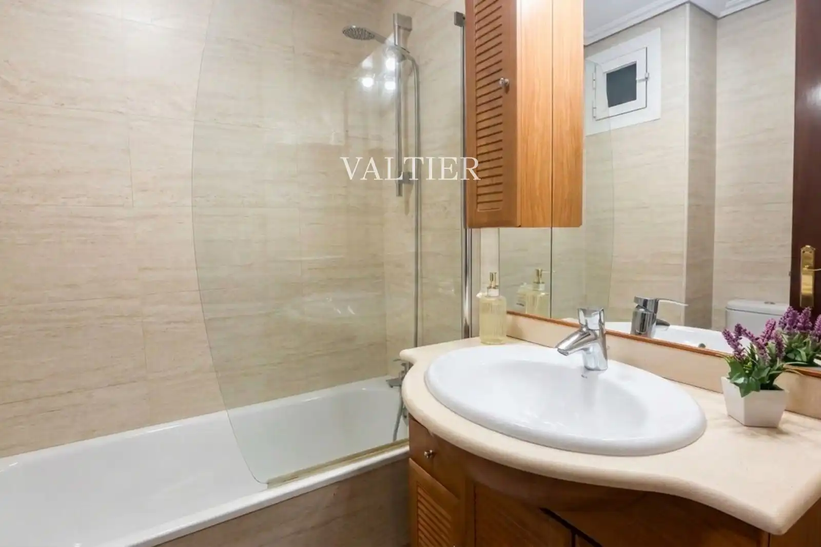 Badezimmer von Wohnung zur Miete in Madrid mit Klimaanlage, Terrasse und Möbliert