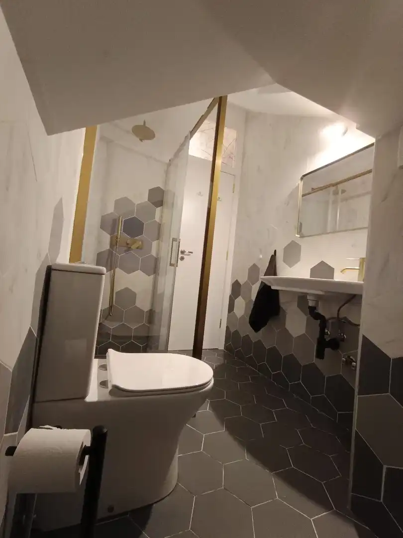 Badezimmer von Erdgeschoss zum Verkauf in Mataró mit Klimaanlage, Heizung und Privatgarten