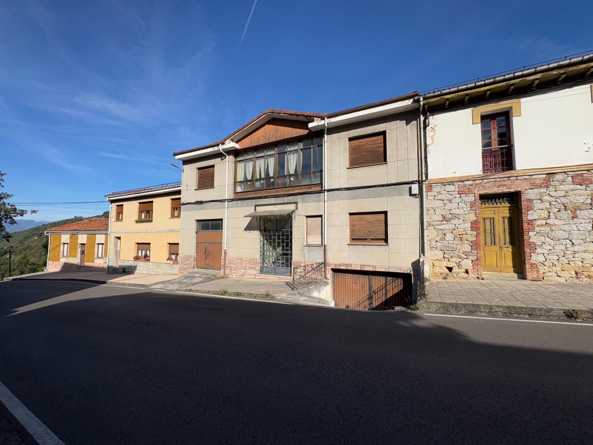 Vista exterior de Pis en venda en Mieres (Asturias) amb Jardí privat, Parquet i Terrassa