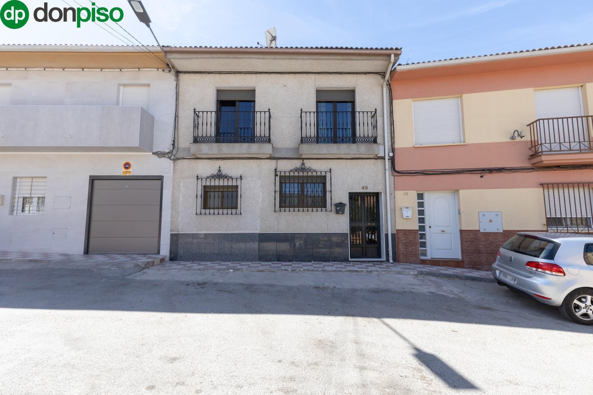 Außenansicht von Einfamilien-Reihenhaus zum Verkauf in Alcalá la Real mit Terrasse und Möbliert