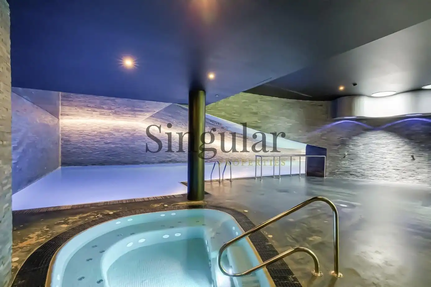 Piscina de Dúplex en venta en Barcelona con Calefacción, Parquet y Terraza