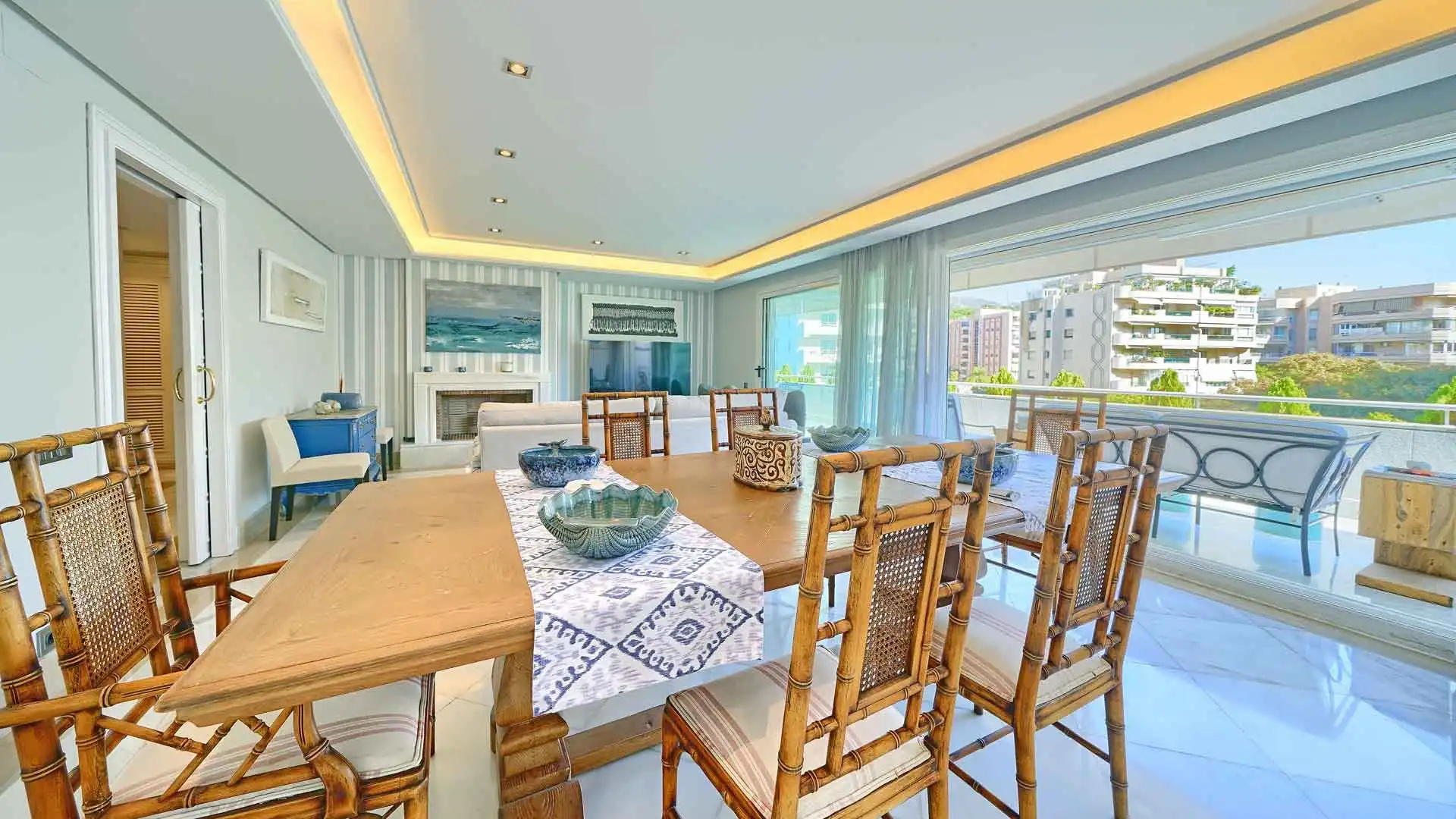 Menjador de Apartament en venda en Marbella amb Aire condicionat, Terrassa i Piscina