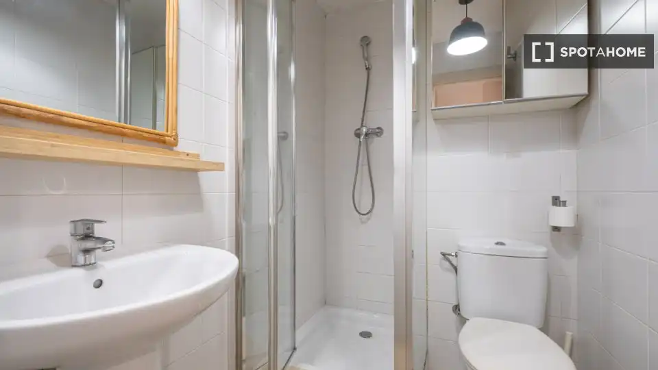 Bathroom of Flat for rent in Barcelona  with Air Conditioner, Heating and Furnished
