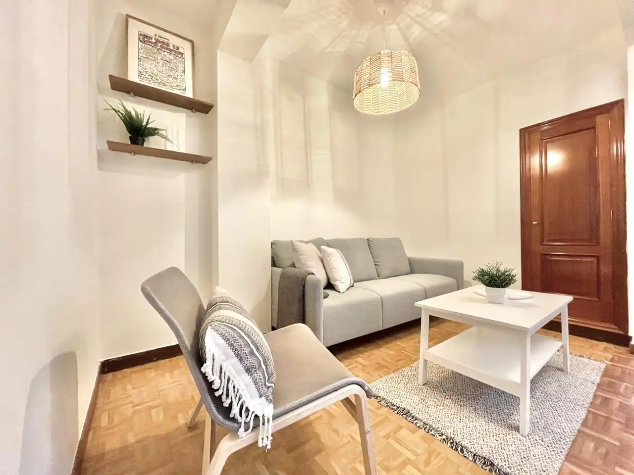Sala d'estar de Pis de lloguer en A Coruña Capital  amb Calefacció, Parquet i Moblat