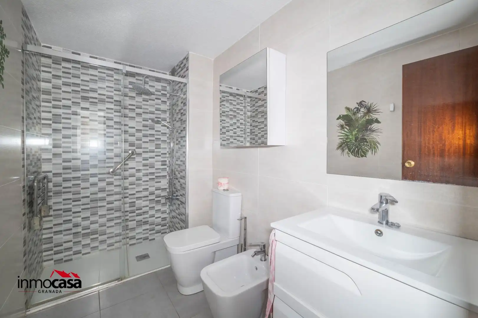 Baño de Piso en venta en Granada con Aire acondicionado, Terraza y Balcón