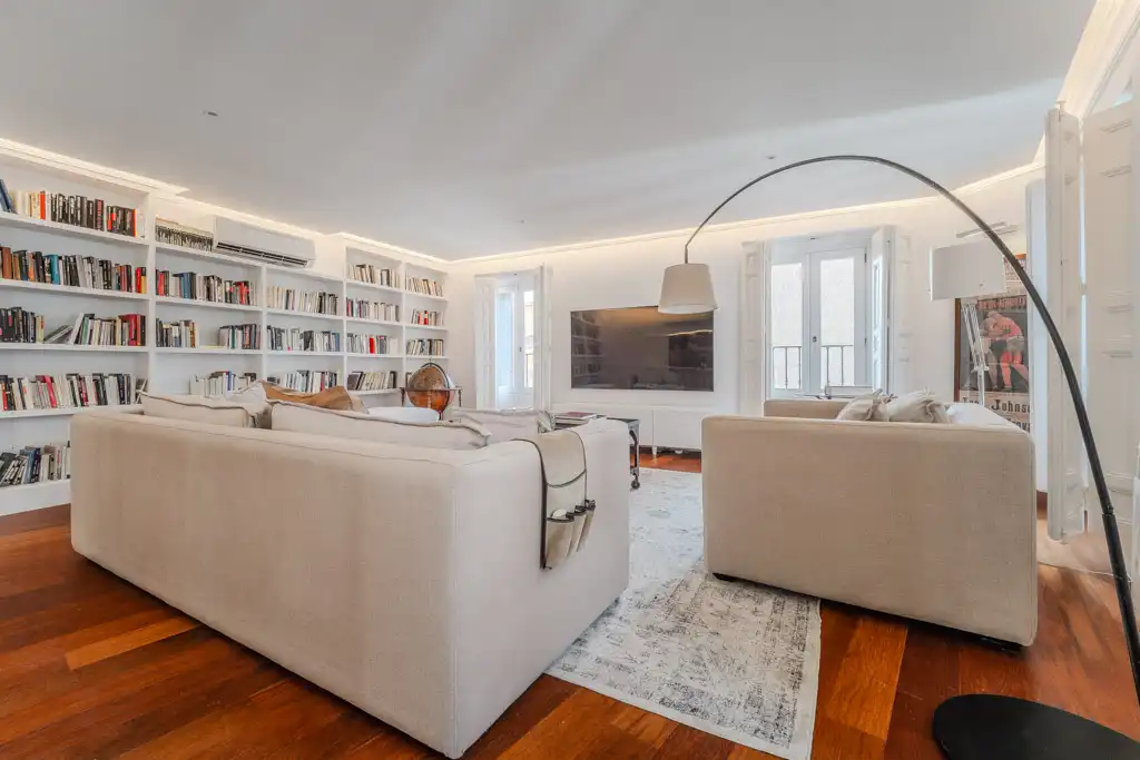 Living room of Flat for rent in Madrid  with Air Conditioner, Heating and Balcony