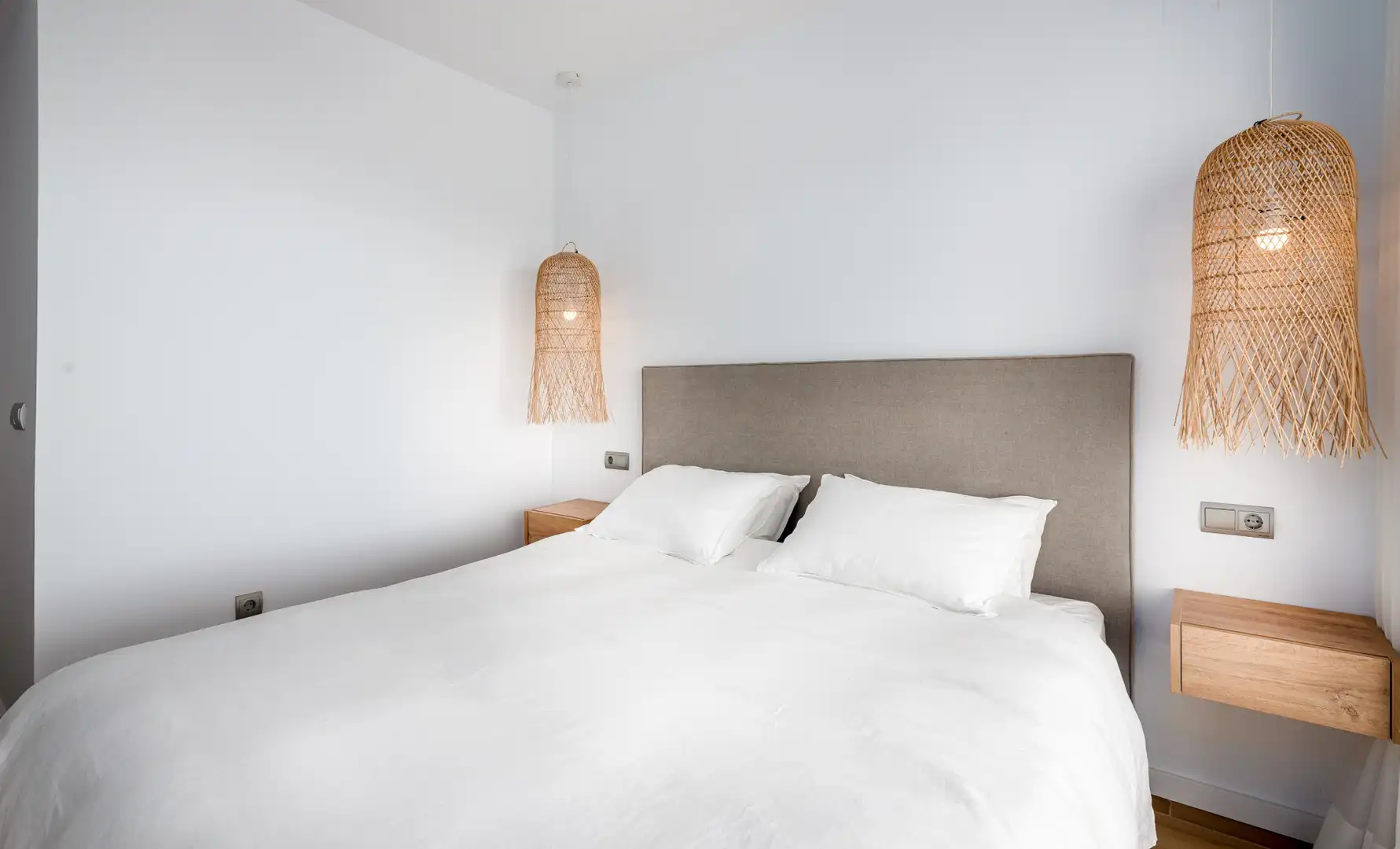 Schlafzimmer von Wohnungen zum Verkauf in La Alcaidesa mit Klimaanlage, Terrasse und Abstellraum
