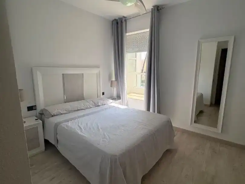 Schlafzimmer von Wohnung zur Miete in  Almería Capital mit Klimaanlage, Schwimmbad und Balkon
