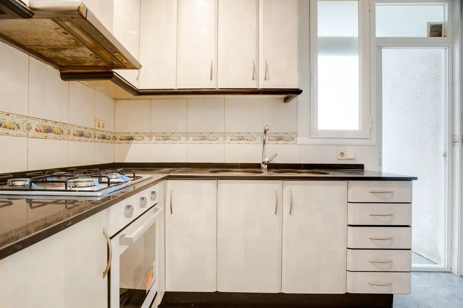 Küche von Wohnung zum Verkauf in Barcelona mit Heizung, Balkon und Alarm