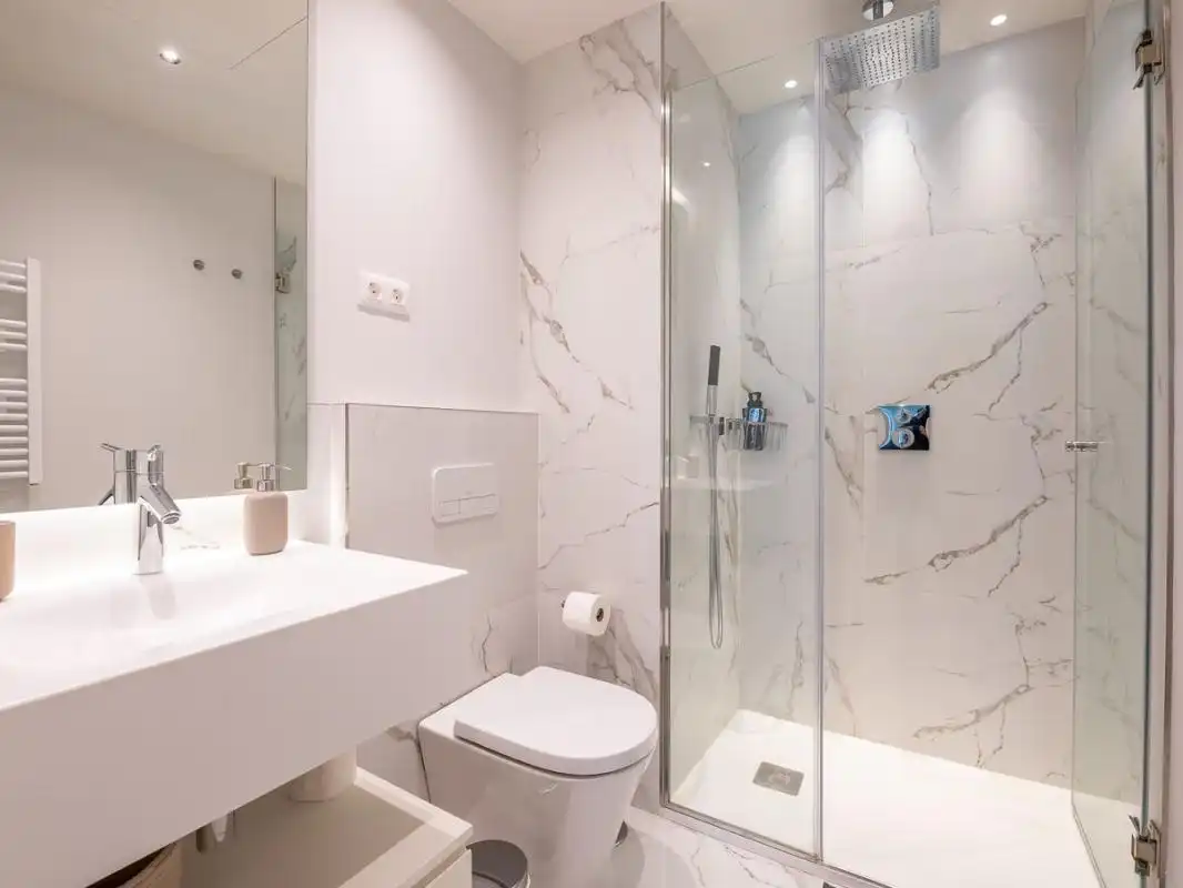Bathroom of Flat for rent in Madrid  with Air Conditioner, Heating and Swimming Pool