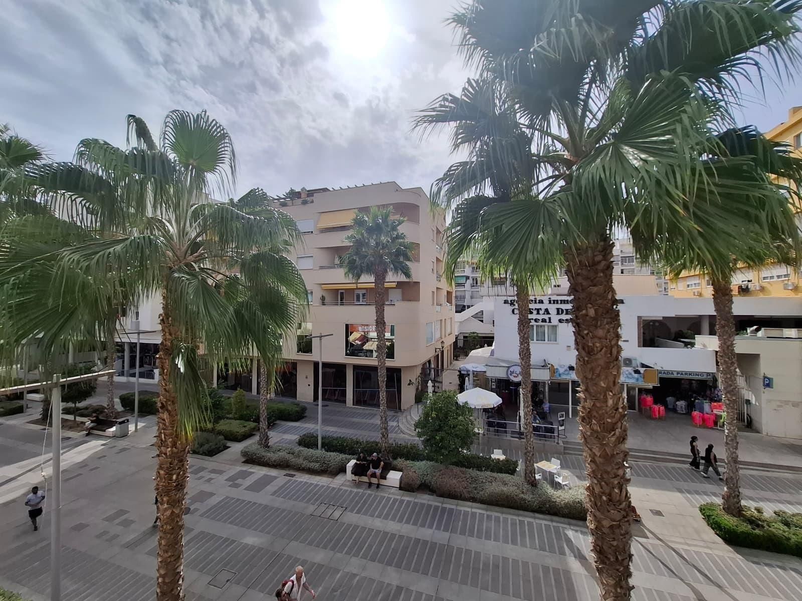 Vista exterior de Estudi en venda en Torremolinos amb Aire condicionat