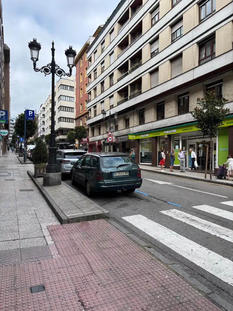 Außenansicht von Wohnung zur Miete in Oviedo  mit Heizung, Parkett und Möbliert