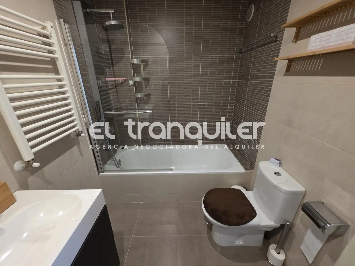 Bathroom of Flat for rent in Madrid  with Air Conditioner, Parquet flooring and Storage room